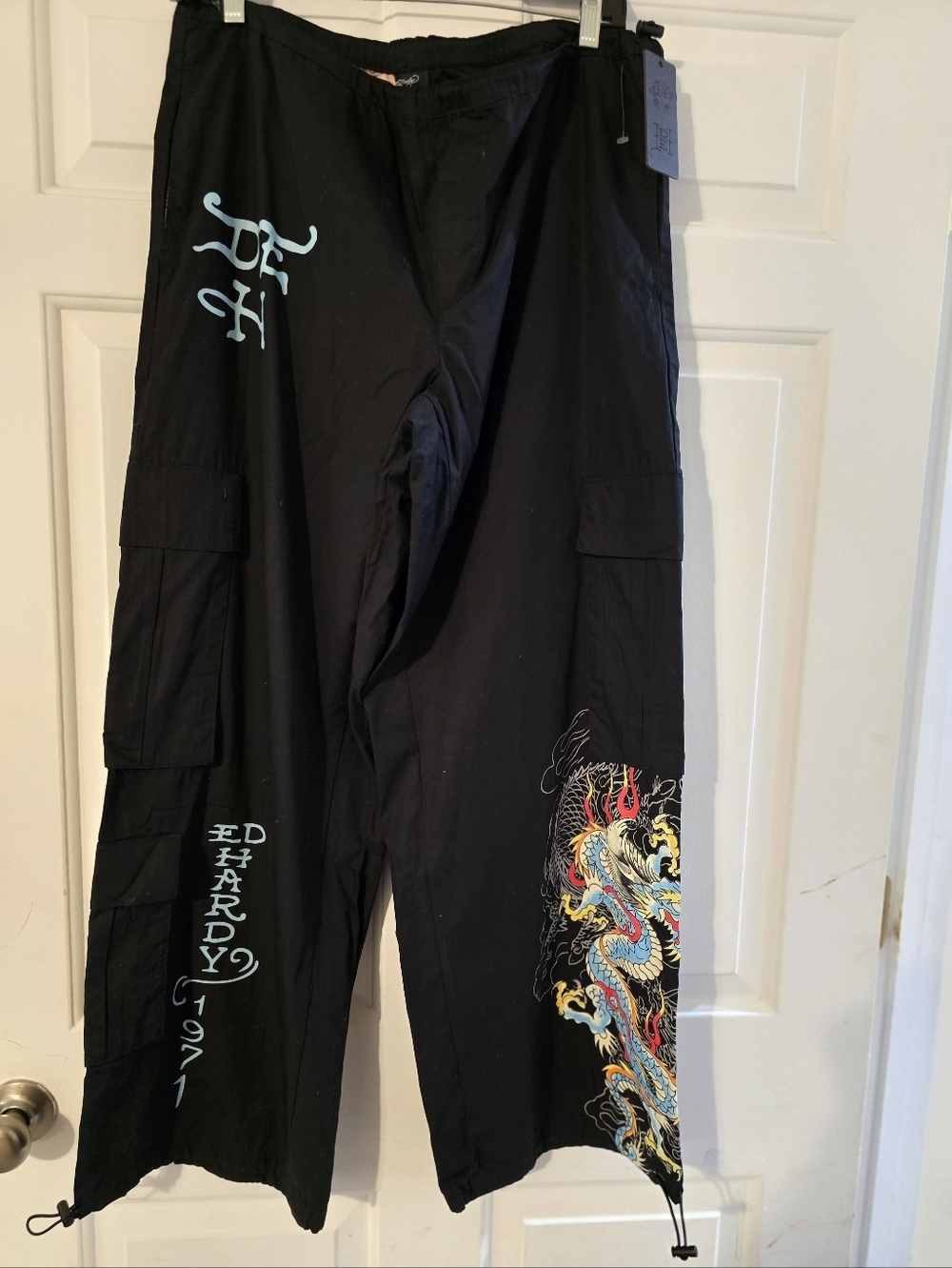 Ed Hardy Women’s Black Dragon Cargo Pants. Pull Sinchers At Ankle